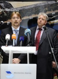 Ministr dopravy Pavel Dobeš (druhý zleva) na tiskové konferenci k financování regionální dopravy