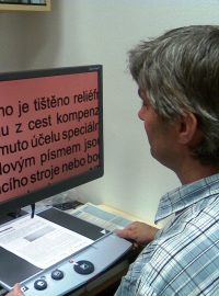 Vedoucí zlínského Tyfloservisu Petr Mach u čtecího stroje pro osoby těžce zrakově postižené