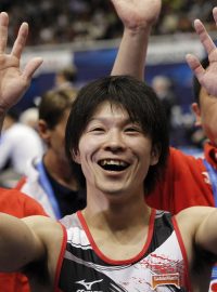 Kohej Učimura oslavuje zlatou medaili v prostných