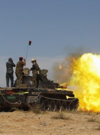 Boje o Syrtu vrcholí. Povstalci střílí z tanku na Kaddáfího vojáky.