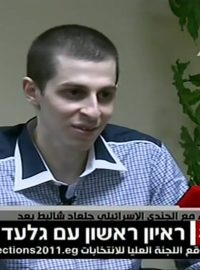 Gilad Šalit během výměny vězňů v Egyptě