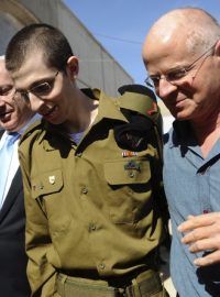 Gilad Šalit se svým otcem (vpravo) a premiérem Netanjahuem na základně Tel Nof