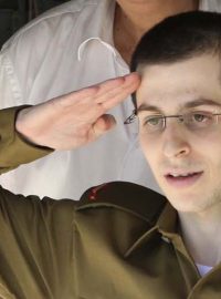 Seržant Gilad Šalit salutuje na základně Tel Nof v centrálním Izraeli