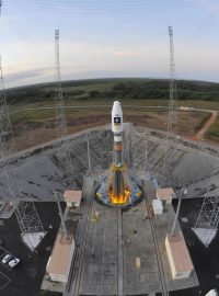 Raketa Sojuz VS01 je připravena ke startu na kosmodromu v Kourou, ve Francouzské Guayaně