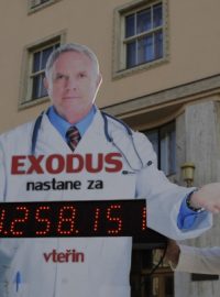 Lékařští odboráři umístili před ministerstvo zdravotnictví odpočítávání času pro ministra Hegera
