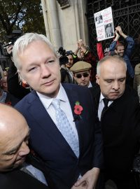 Spoluzakladatel WikiLeaks Julian Assange před londýnským soudem