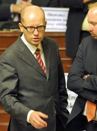 Předseda ČSSD Bohuslav Sobotka a poslanec Jeroným Tejc ve sněmovně