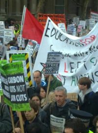 Protestu proti školnému v Londýně se zúčastnilo několik tisíc lidí