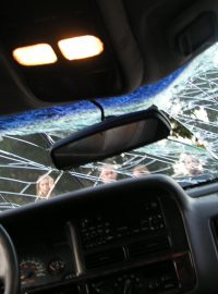 Pohled z vozu po dopravní nehodě (ilustrační foto)