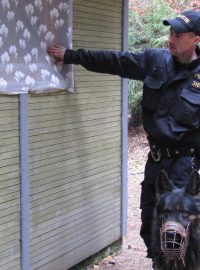 Policista kontroluje rekreační objekt
