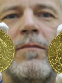 Česká mincovna v Jablonci nad Nisou začala razit investiční mince z ryzího zlata ražené v licenci novozélandské mincovny.