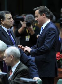 Předseda Evropské komise José Barroso při hovoru s předsedou britské vlády Davidem Cameronem. Velká Británie na summitu EU svým odmítavým postojem k dohodě prohloubila odloučení od kontinentu