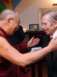 Tibetský duchovní vůdce dalajláma se setkal po příjezdu do Prahy s exprezidentem Václavem Havlem