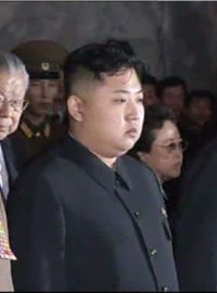 Kim Čong-un (uprostřed)