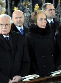 Prezident republiky Václav Klaus, manželka zesnulého Václava Havla Dagmar a její dcera Nina stojí během mše ve svatovítské katedrále
