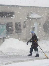 Úklid sněhu zaměstnává lidi na mnoha místech Česka