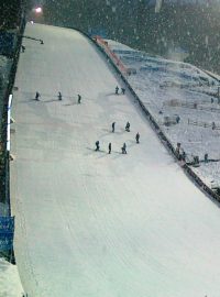 Kvalifikace na závěrečný díl Turné čtyř můstků v Bischofshofenu byla kvůli silnému větru a sněžení přeložena na pátek