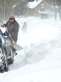 Ve sněhových závějích v Krušných horách uvízla řada aut