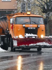 Silničáři odklízejí sníh v Karlových Varech