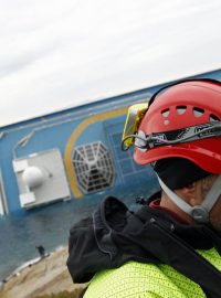 Italský záchranář u vraku lodi Costa Concordia