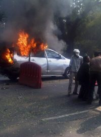 Zranění jsou odnášeni z hořícího auta izraelské ambasády po útoku v indickém Novém Dillí
