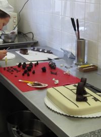 Učni připravují speciální dort