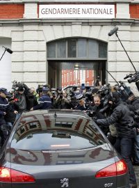 Dominique Strauss-Kahn přijíždí v obležení novinářů na policejní stanici v Lille