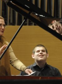 Klavírista Adam Blažek se spolu se svou učitelkou Jekatěrinou Garbovou připravuje na koncert s Janáčkovou filharmonií