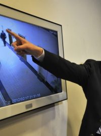 Vrchní státní zástupce Vlastimil Rampula ukazuje novinářům videozáznam z kamerového systému