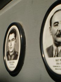 Fotografie obětí, mezi nimi i premiéra z období revoluce roku 1956 Imre Nagya