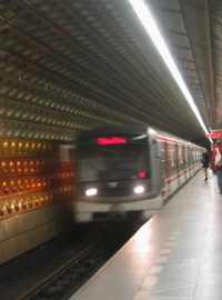 pražské metro, vlak vjíždí do stanice