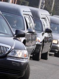 Pohřební auta vezou těla obětí havárie autobusu