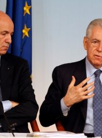 Italský premiér Mario Monti a ministr průmyslu Corrado Pazdera