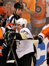 Kapitán Penguins Sidney Crosby (C) v šarvátce s  Claudem Girouxem