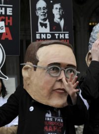 Demonstranti převlečení za Jamese a Ruperta Murdocha demonstrují před nejvyšším soudem v Londýně