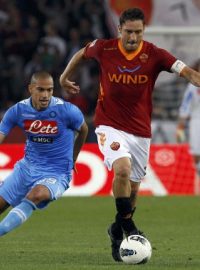 AS Roma&#039;s Francesco Totti  (C) challenges Napoli&#039;s Gokhan Inler during their Italian Serie A soccer match at the Olympic stadium in Rome April 28, 2012