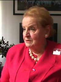 Madeleine Albrightová poskytuje exkluzivní rozhovor zpravodajovi Českého rozhlasu v USA Vítovi Pohankovi