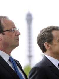 François Hollande a Nicolas Sarkozy při shromáždění ke konci 2. světové války