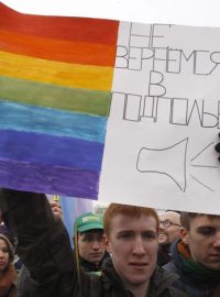 Ruský aktivista za práva gayů s plakátem „Nevrátíme se do ilegality“
