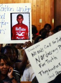 Cindy Philemon se modlí na setkání uspořádaném kvůli zatím nevyjasněné smrti Trayvona Martina
