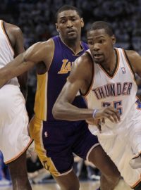 Oklahoma City Thunder&#039;s Kevin Durant (R) drives round a screen set by teammate Kendrick Perkins (L) as Los Angeles Lakers&#039; Metta World Peace defends during Game 2 of the NBA Western Conference semi-finals in Oklahoma City, Oklahoma May 16, 2012