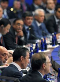 Summitu NATO v Chicagu se zúčastnil i afghánský  prezident Hamíd Karzáí (třetí zprava)