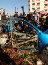 Palestinci si prohlížejí zbytky auta Zuhajra al-Kajsího