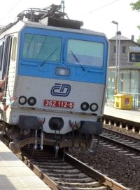 Mezi Kolínem a Velimí blokuje hlavní trať mezi Prahou a Moravou kolize dvou vlaků