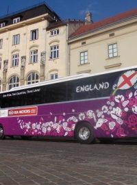 Autobus fotbalistů Anglie před jejich krakovským hotelem