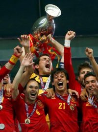Fotbalisté Španělska s trofejí pro mistry Evropy