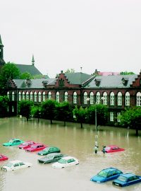 Zaplavena byla celá náměstí i s auty