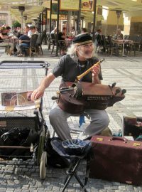 Pouliční hudebník - hráč na niněru