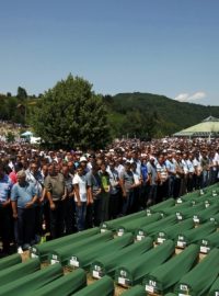 Rakve s ostatky  520 nově identifikovaných obětí masakru v bosenské Srebrenici