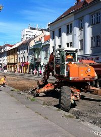 Dělníci pracují na rekonstrukci náměstí 28. října a přilehlých ulic Dukelská a S.K.Neumanna v Hradci Králové